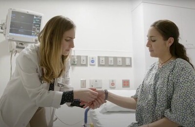 Кодирование Аквилонг в Среднеуральске Врач держит пациентку за руку